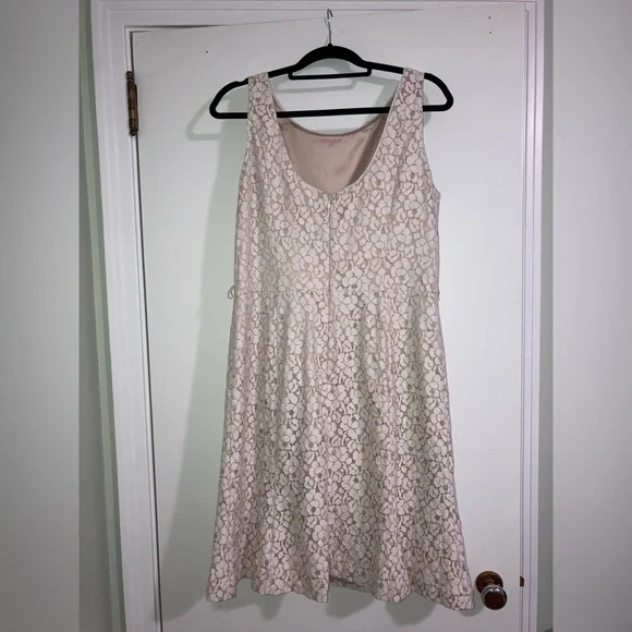 Beautiful white lace dress - Picture 3 of 9